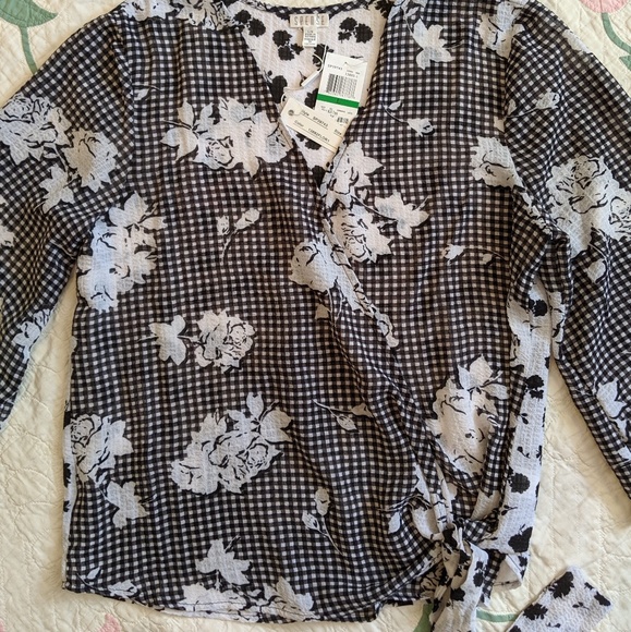 NWT Spenser Blk/Wht Floral Wrap Tie Top - Picture 2 of 8